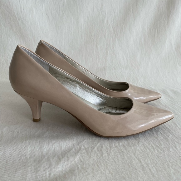 Beige pointed toe kitten heel pumps - Picture 2 of 9